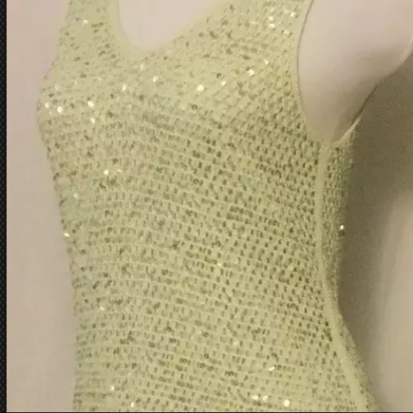 Women’s medium sleeveless v-neck blouse - Picture 3 of 7